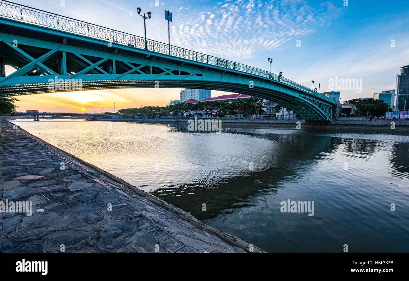 Alba sul ponte di Calmette. HO CHI MINH, VIET NAM, 10 novembre 2015 Foto Stock