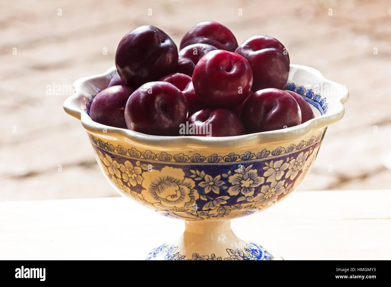 Prugna fresca in una coppa di frutta Foto Stock