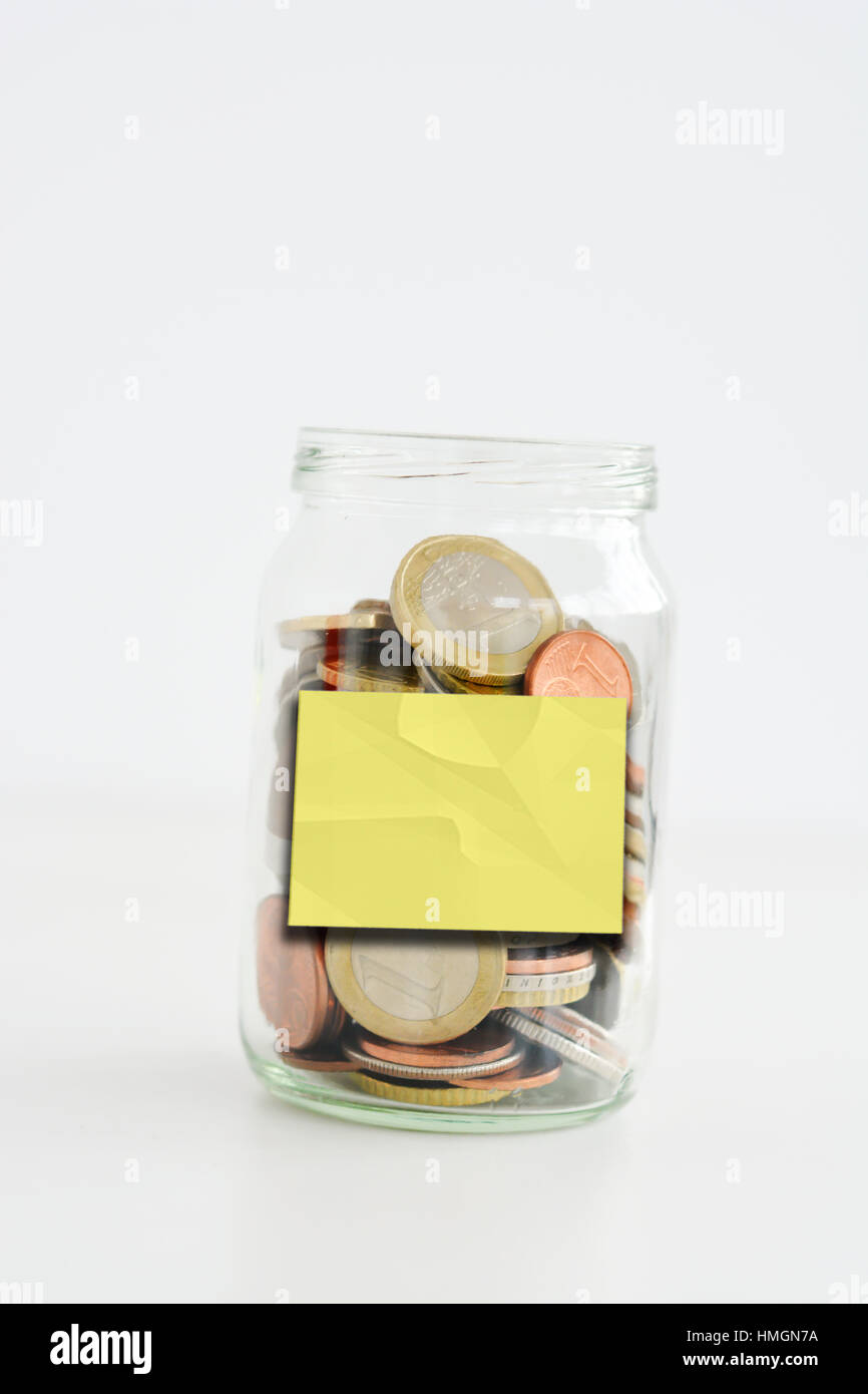 Risparmi vaso pieno di monete isolato su sfondo bianco con vuoto o etichetta vuota, modello per il testo Foto Stock