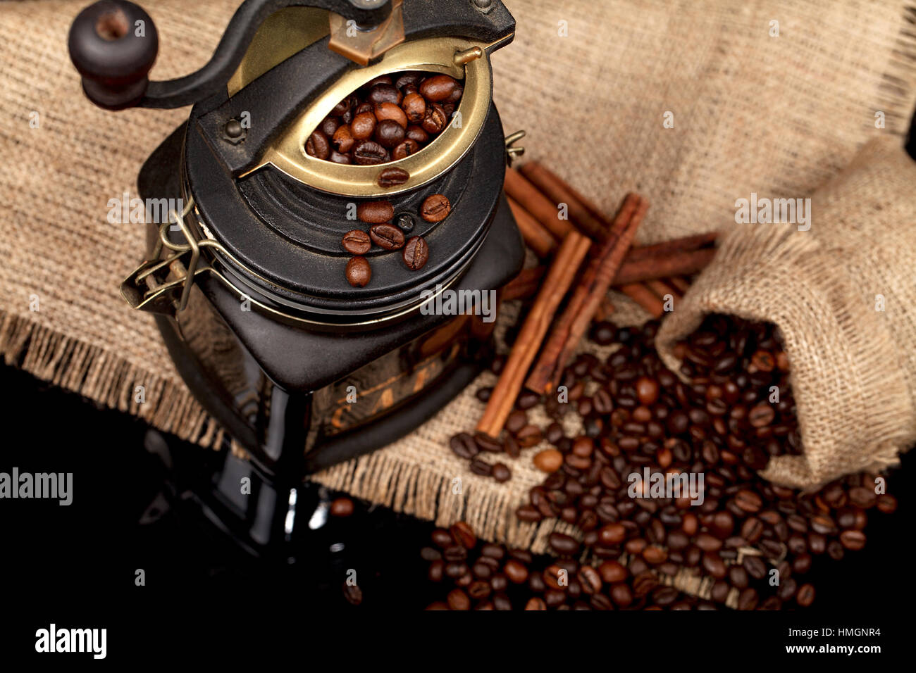 Fagioli, mulino manuale sul saccheggio tavolo lucido Foto Stock