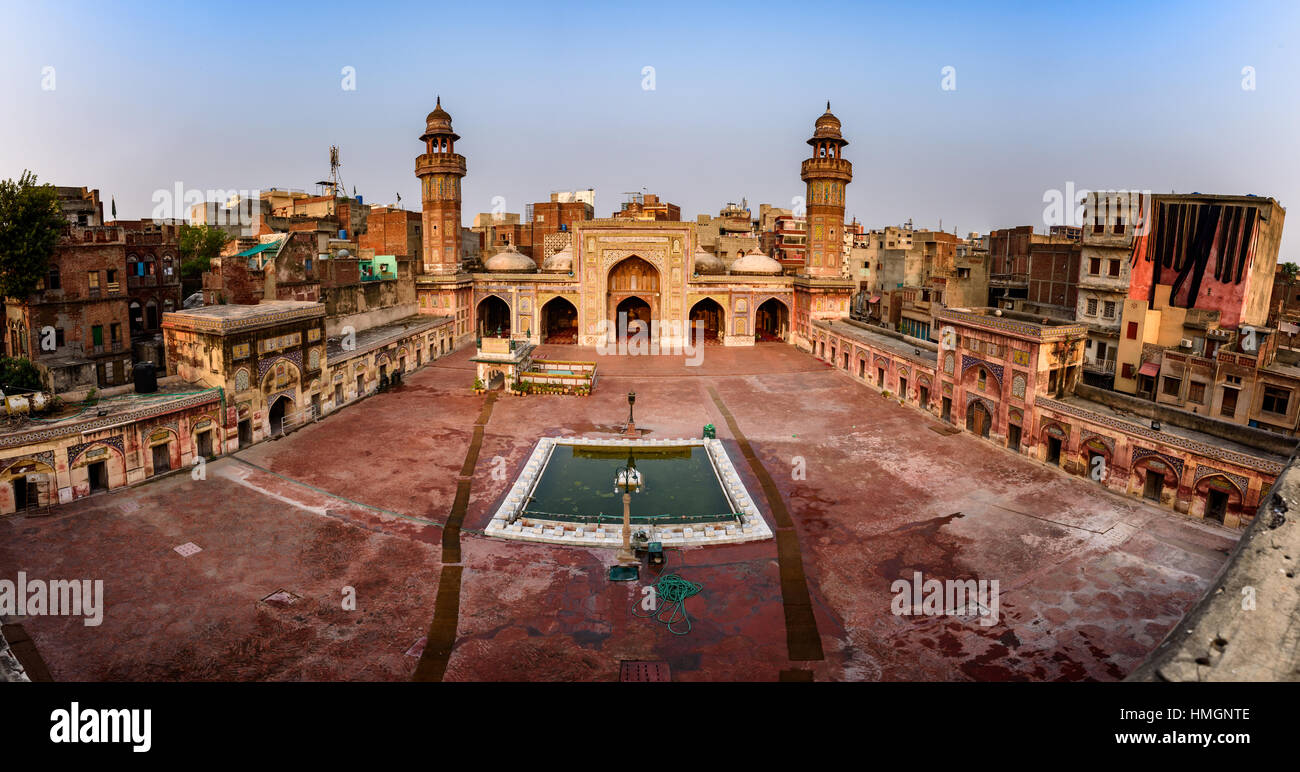 Panorama della moschea il cortile interno rivolto verso la preghiera della moschea hall, Lahore, Pakistan. Foto Stock