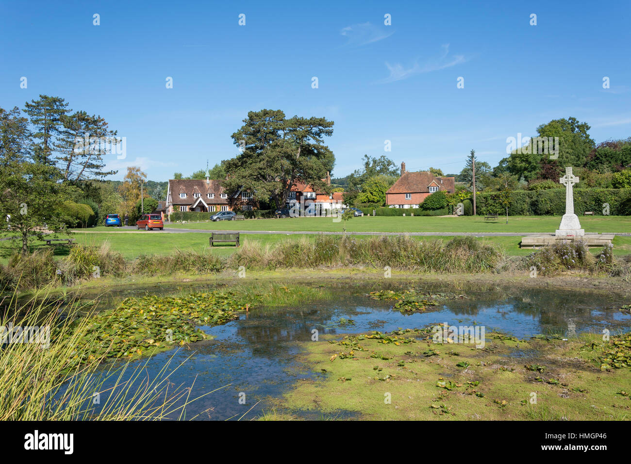 Stagno sul verde, Buckland, Surrey, England, Regno Unito Foto Stock