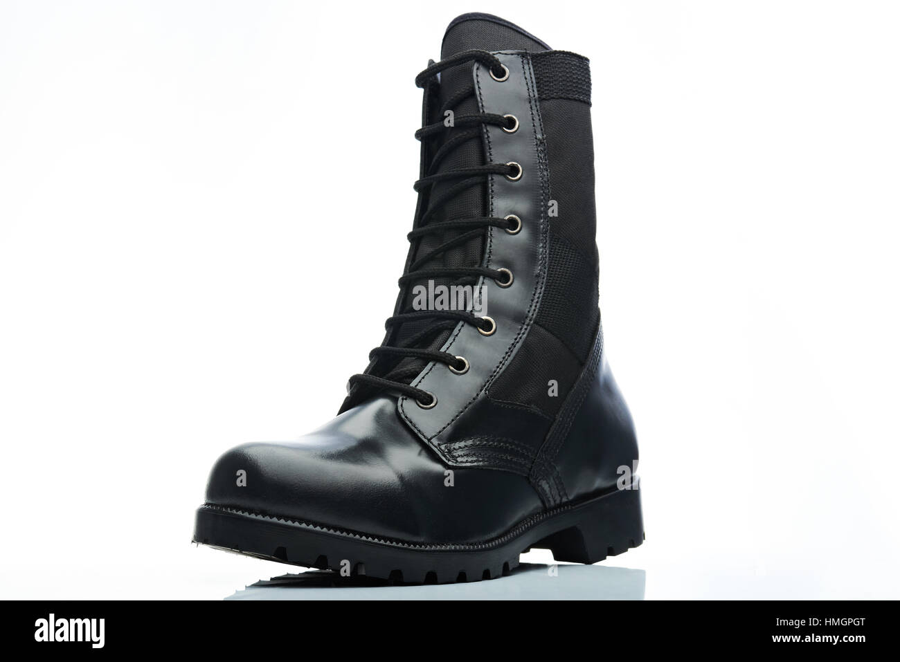 Tall pelle nera uomini combattere il boot su sfondo bianco Foto Stock