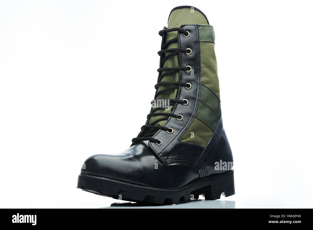 Nero e verde combattere gli uomini boot su sfondo bianco Foto Stock