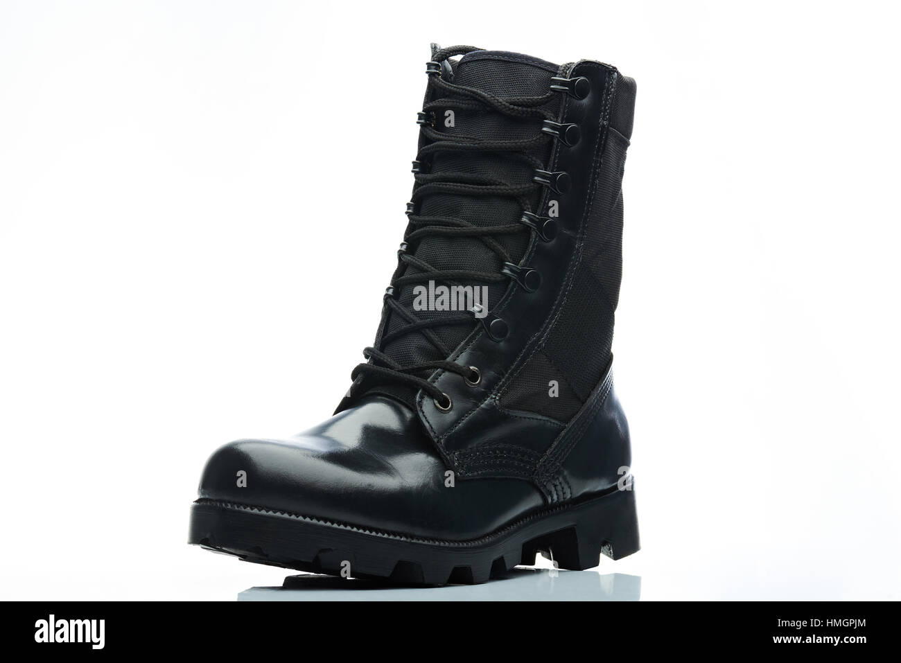 Nero in pelle alti uomini boot su sfondo bianco Foto Stock