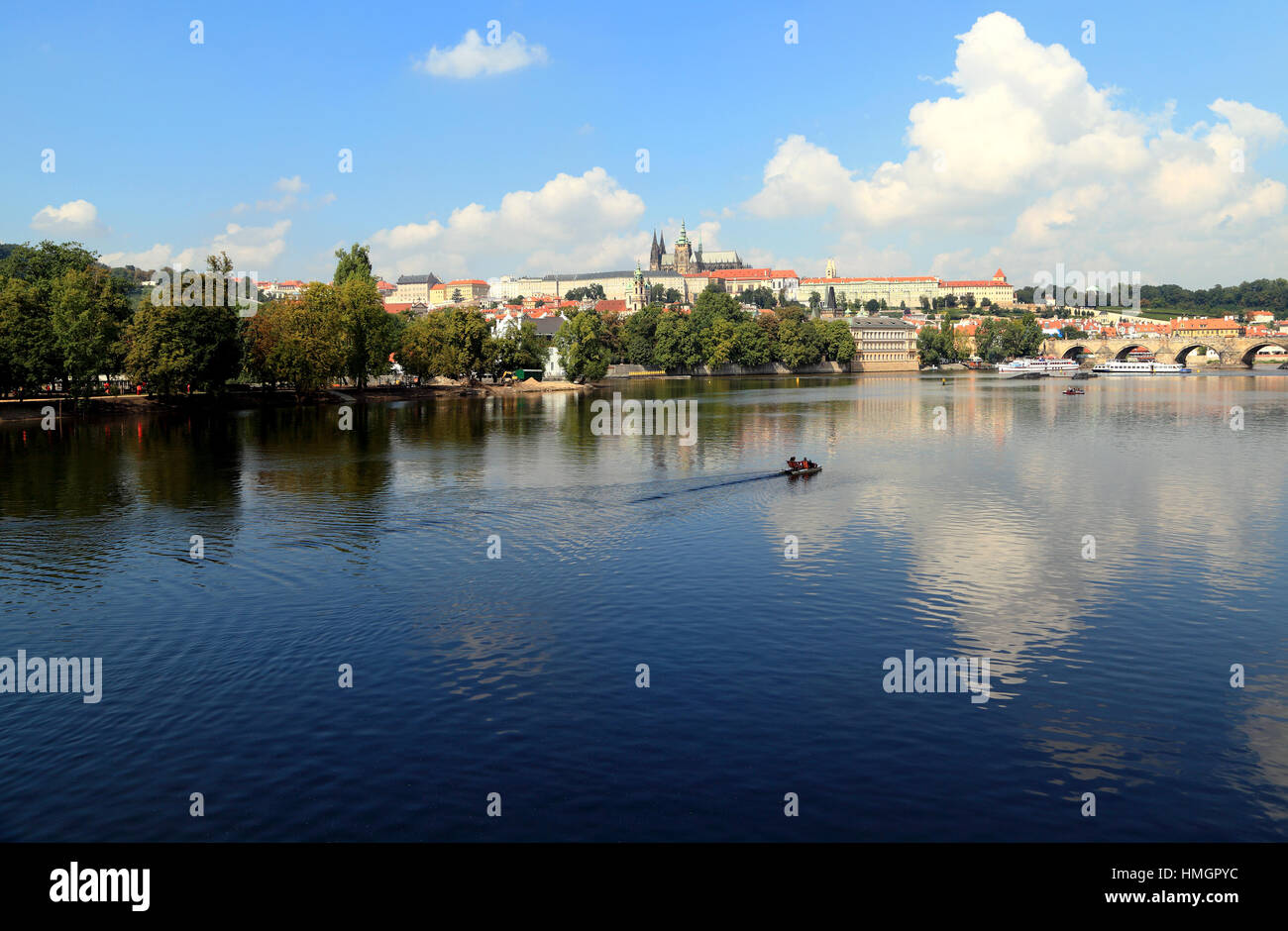 Città di Praga - Vista di Lesser Town, la Cattedrale di San Vito e il Ponte Carlo. Fotografato a ponte legione guardando verso nord-ovest attraverso il fiume Moldava Foto Stock