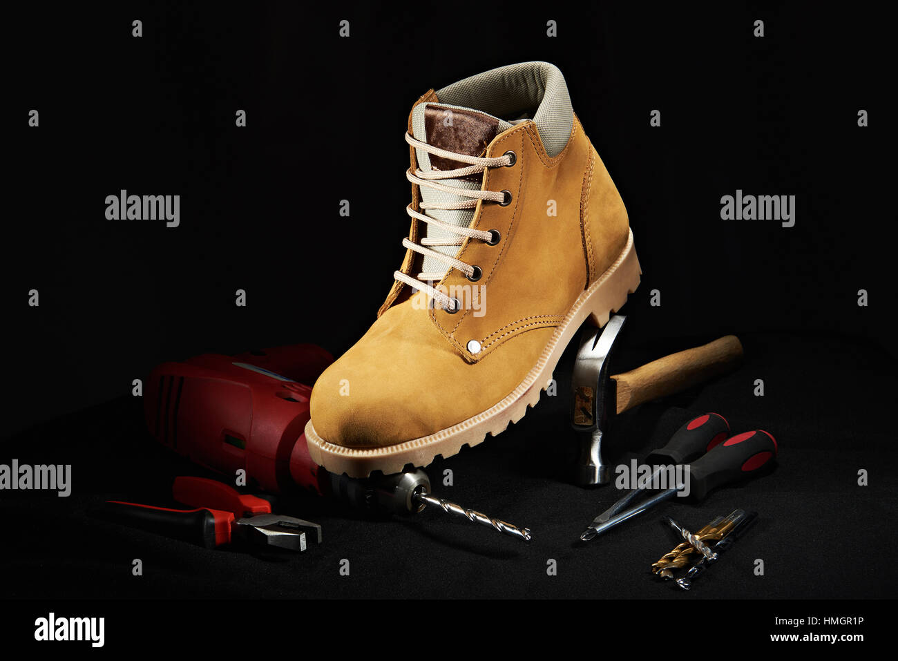 Una scarpa di lavoro soggiorno sul trapano martello e strumenti Foto Stock