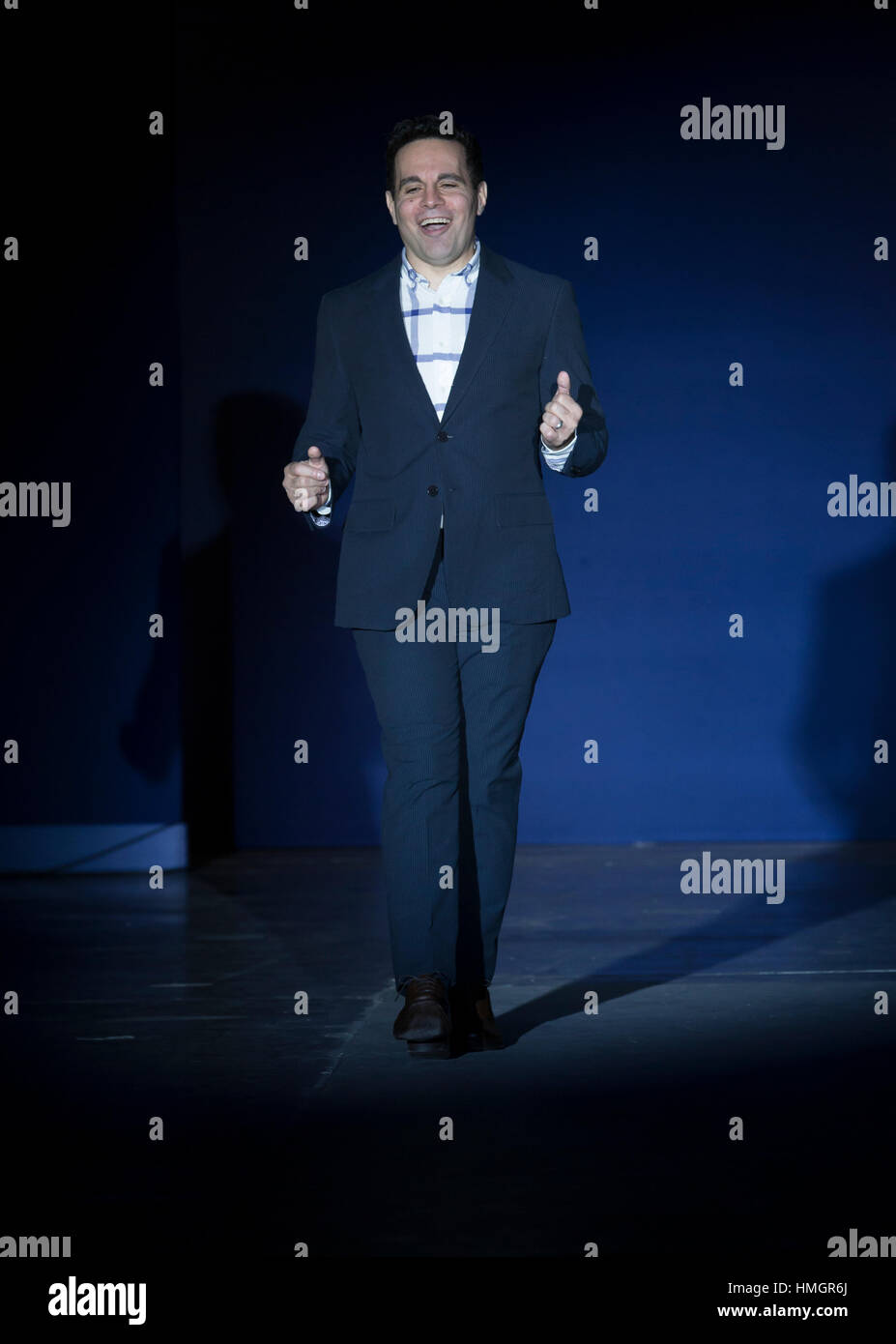 New York, NY, Stati Uniti d'America - 1 Febbraio 2017: Mario Cantone in abito Haspel passeggiate pista per la giacca blu fashon show nel supporto per il cancro della prostata sensibilizzazione durante la settimana della moda di New York al Molo 59 Foto Stock