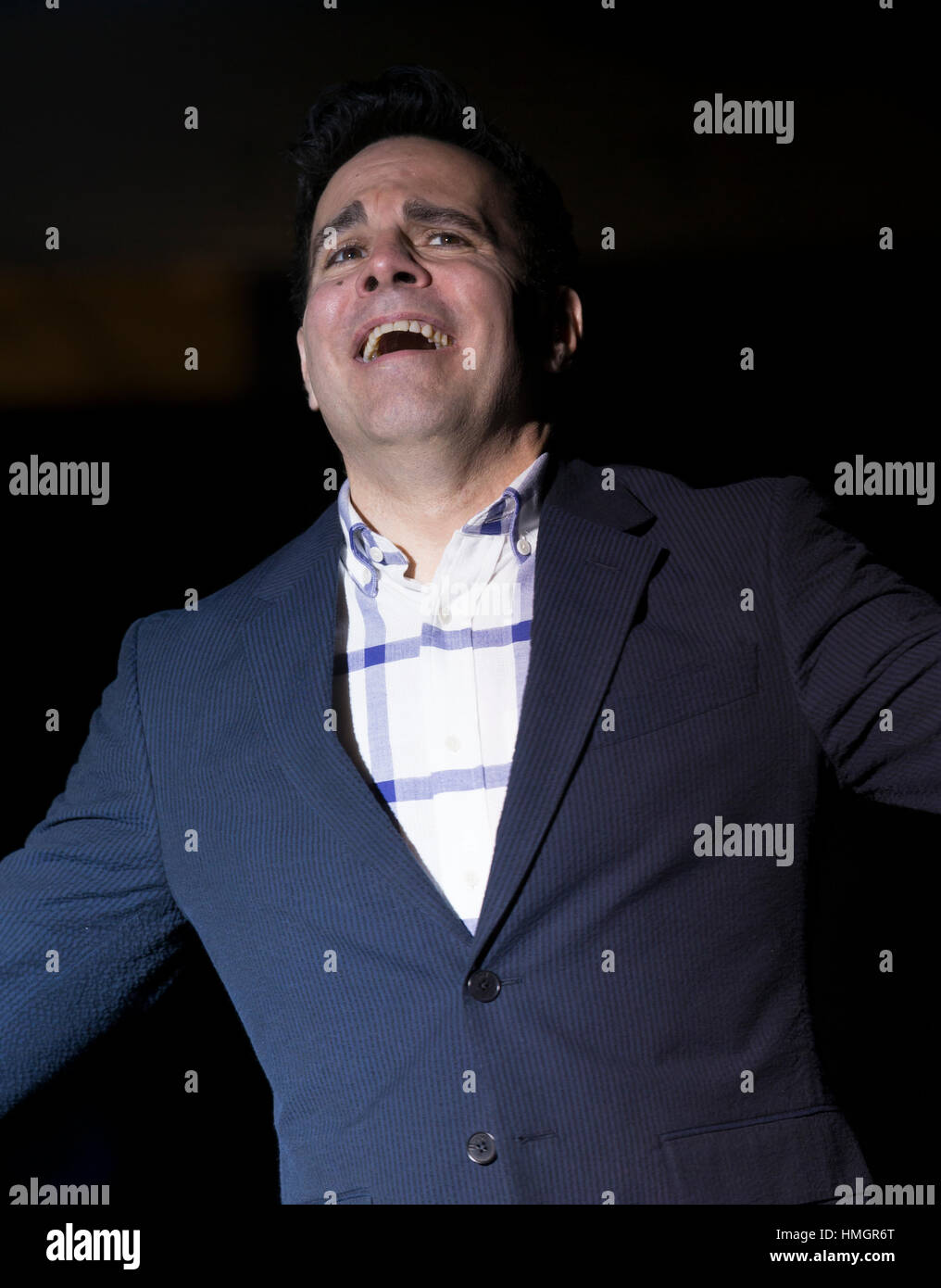 New York, NY, Stati Uniti d'America - 1 Febbraio 2017: Mario Cantone in abito Haspel passeggiate pista per la giacca blu fashon show nel supporto per il cancro della prostata sensibilizzazione durante la settimana della moda di New York al Molo 59 Foto Stock