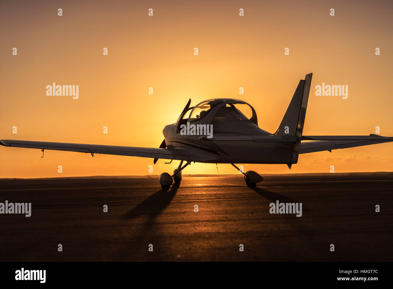 Piccolo aereo sulla pista di sfondo al tramonto Foto Stock