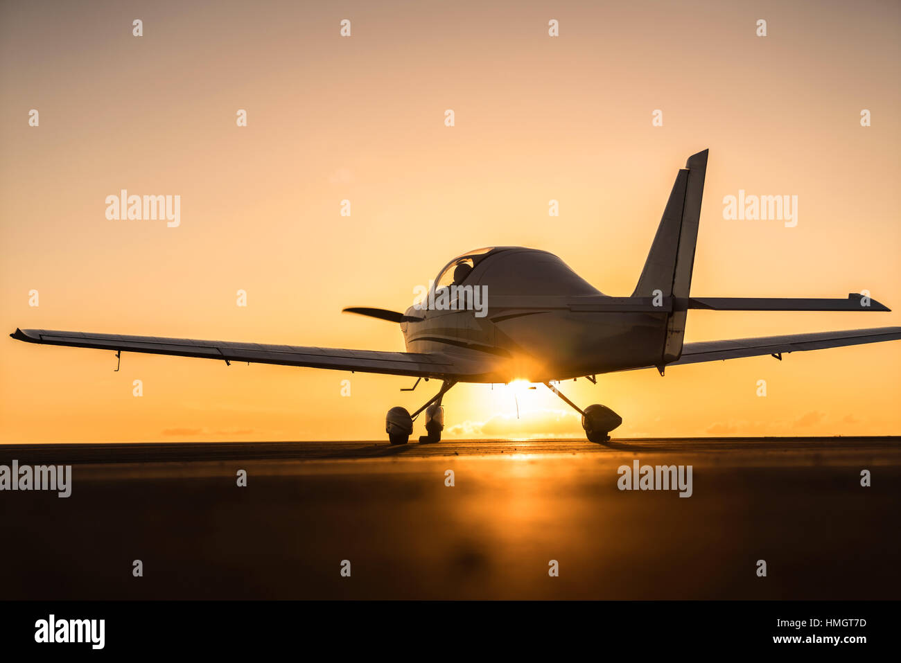 Piccolo aereo sulla pista di sfondo al tramonto Foto Stock