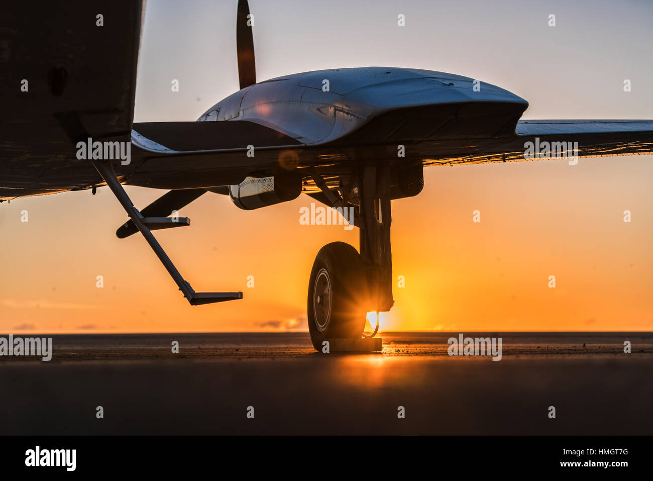 Piccolo aereo sulla pista di sfondo al tramonto Foto Stock