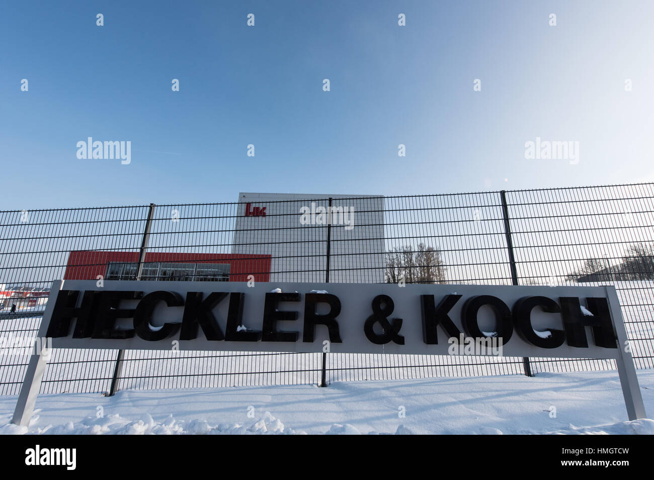 Oberndorf, Germania. 26 gen, 2017. Il logo della armi tedesche fabbricante Heckler & Koch può essere visto al di fuori di una società locali di Oberndorf, Germania, 26 gennaio 2017. Heckler & Koch parteciperà alla gara per un nuovo standard pistola per l'esercito tedesco. Foto: Patrick Seeger/dpa/Alamy Live News Foto Stock