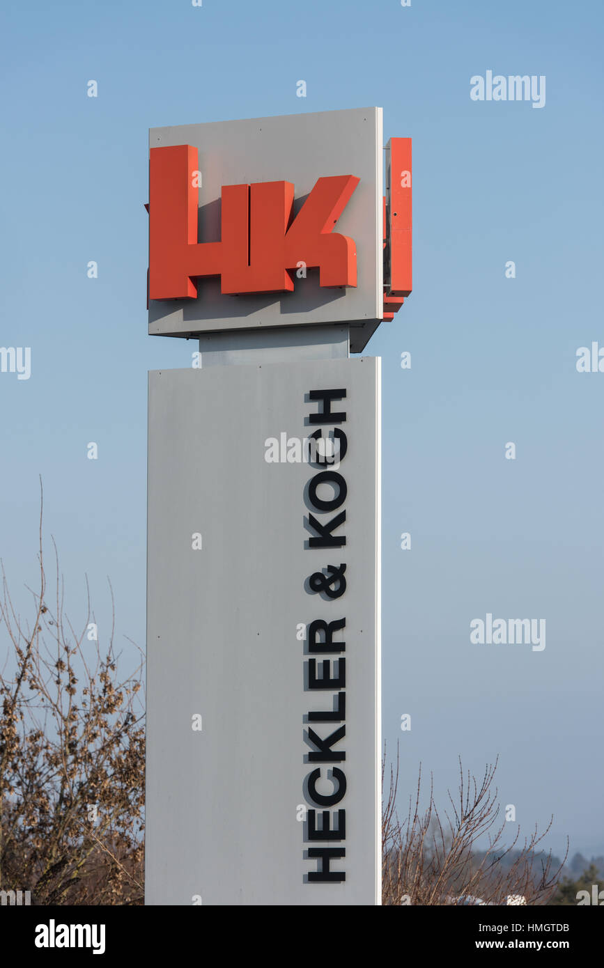 Oberndorf, Germania. 26 gen, 2017. Il logo della armi tedesche fabbricante Heckler & Koch può essere visto al di fuori di Oberndorf, Germania, 26 gennaio 2017. Heckler & Koch parteciperà alla gara per un nuovo standard pistola per l'esercito tedesco. Foto: Patrick Seeger/dpa/Alamy Live News Foto Stock