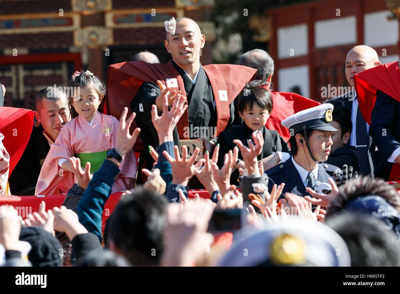 Chiba, Giappone. 3 febbraio, 2017. Attore Kabuki Ichikawa Ebizo xi con i suoi figli, prendere parte al Setsubun festival presso Naritasan Shinshoji Temple di Chiba, Giappone. Setsubun è un festival annuale celebrata il 3 febbraio segna il giorno prima dell'inizio della primavera. Famiglie giapponesi gettano i semi di soia di uscire di casa per allontanare gli spiriti maligni e nella casa di invitare buona fortuna. Gli attori giapponesi e lottatori di sumo sono invitati a partecipare alla cerimonia per la consegna Naritasan Shinshoji Temple. Credito: Rodrigo Reyes Marin/AFLO/Alamy Live News Foto Stock