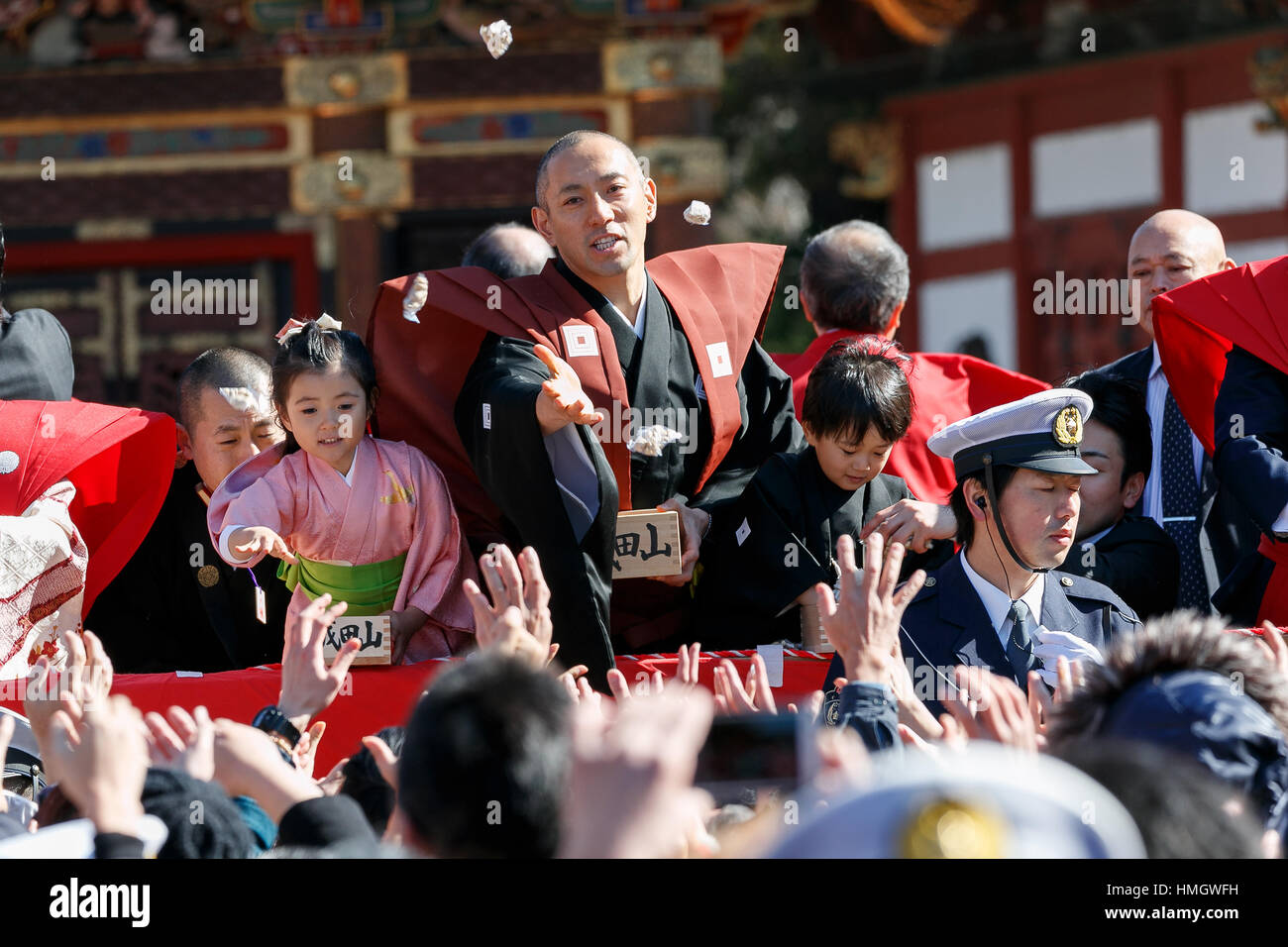 Attore Kabuki Ichikawa Ebizo xi con i suoi figli, prendere parte al Setsubun festival presso Naritasan Shinshoji Temple il 3 febbraio 2017, a Chiba, Giappone. Setsubun è un festival annuale celebrata il 3 febbraio segna il giorno prima dell'inizio della primavera. Famiglie giapponesi gettano i semi di soia di uscire di casa per allontanare gli spiriti maligni e nella casa di invitare buona fortuna. Gli attori giapponesi e lottatori di sumo sono invitati a partecipare alla cerimonia per la consegna Naritasan Shinshoji tempio che detiene uno dei più grandi eventi in Giappone. Credito: Rodrigo Reyes Marin/AFLO/Alamy Live News Foto Stock