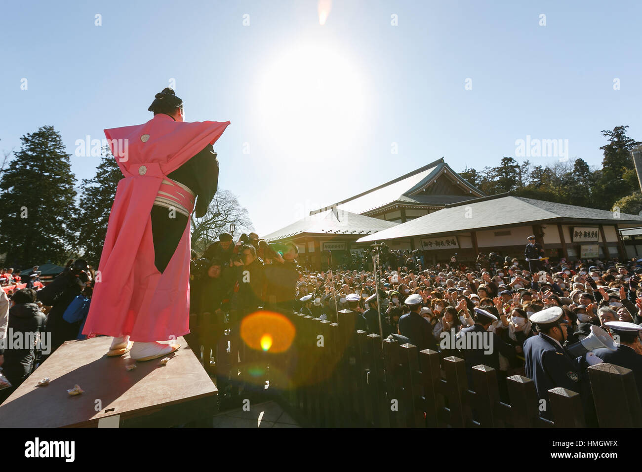 Chiba, Giappone. 3 febbraio 2017. Il lottatore di Sumo e new Grand Champion Yokozuna, Kisenosato, prende parte al festival Setsubun a Naritasan Shinshoji Temple il 3 febbraio 2017, a Chiba, Giappone. Setsubun è un festival annuale celebrata il 3 febbraio segna il giorno prima dell'inizio della primavera. Famiglie giapponesi gettano i semi di soia di uscire di casa per allontanare gli spiriti maligni e nella casa di invitare buona fortuna. Gli attori giapponesi e lottatori di sumo sono invitati a partecipare alla cerimonia per la consegna Naritasan Shinshoji Temple Credito: Aflo Co. Ltd./Alamy Live News Foto Stock