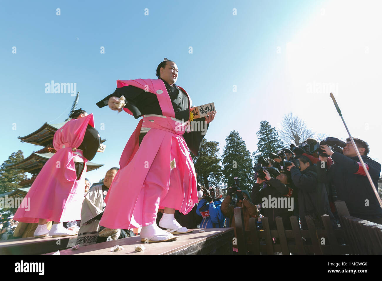 Chiba, Giappone. 3 febbraio 2017. Il lottatore di Sumo e new Grand Champion Yokozuna, Kisenosato, prende parte al festival Setsubun a Naritasan Shinshoji Temple il 3 febbraio 2017, a Chiba, Giappone. Setsubun è un festival annuale celebrata il 3 febbraio segna il giorno prima dell'inizio della primavera. Famiglie giapponesi gettano i semi di soia di uscire di casa per allontanare gli spiriti maligni e nella casa di invitare buona fortuna. Gli attori giapponesi e lottatori di sumo sono invitati a partecipare alla cerimonia per la consegna Naritasan Shinshoji Temple Credito: Aflo Co. Ltd./Alamy Live News Foto Stock