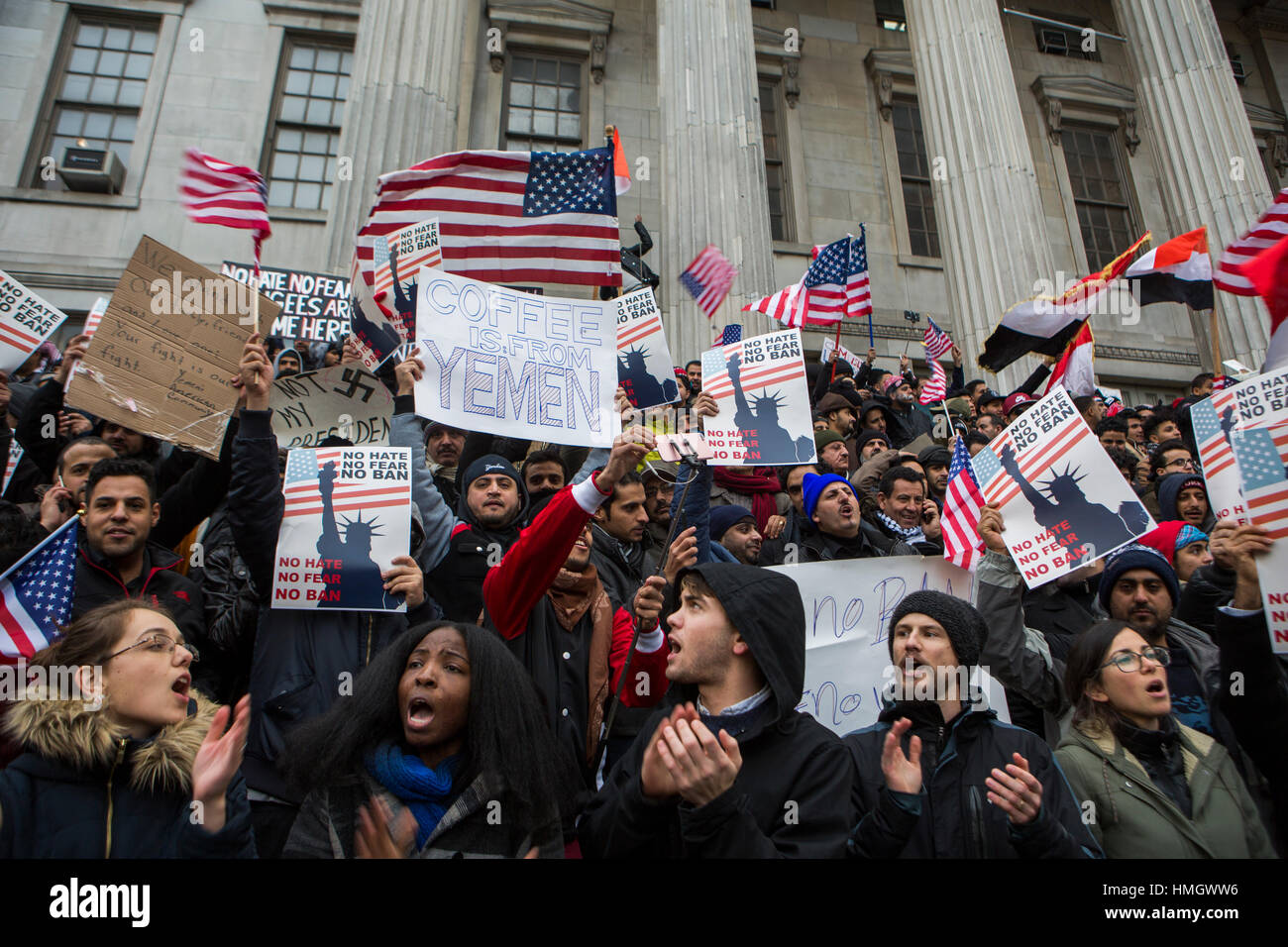 Brooklyn, New York, Stati Uniti. 2 febbraio 2017. I membri dei diritti dei rifugiati alle organizzazioni unirsi nel canto con migliaia di Yemeni-Americans mobilitazione contro Trump's divieto di immigrazione a Brooklyn Borough Hall di New York City. Centinaia di bodegas, ristoranti e altre aziende di proprietà di Yemeni-Americans arrestare in tutta la città per protestare contro la Trump dell amministrazione di politiche in materia di immigrazione. Mansura Khanam/ Alamy Live News Foto Stock