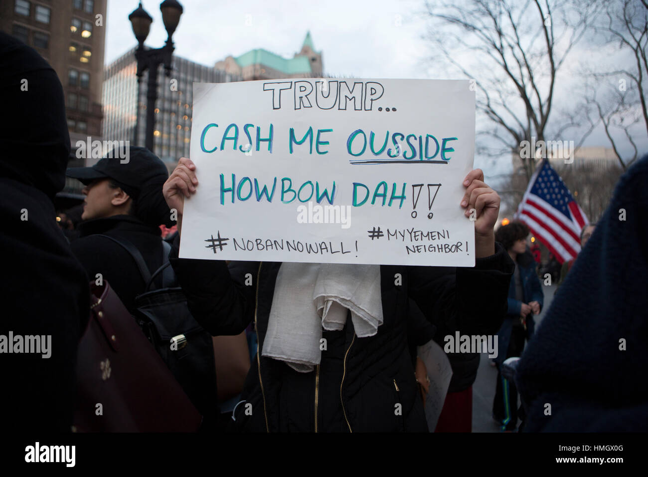Brooklyn, New York, Stati Uniti. 2 febbraio 2017. Un segno imita il popolare meme durante il rally dopo il "bodega sciopero" davanti a Brooklyn Borough Hall di New York City. Centinaia di bodegas, ristoranti e altre aziende di proprietà di Yemeni-Americans arrestare in tutta la città per protestare contro la Trump dell amministrazione di politiche in materia di immigrazione. Mansura Khanam/ Alamy Live News Foto Stock