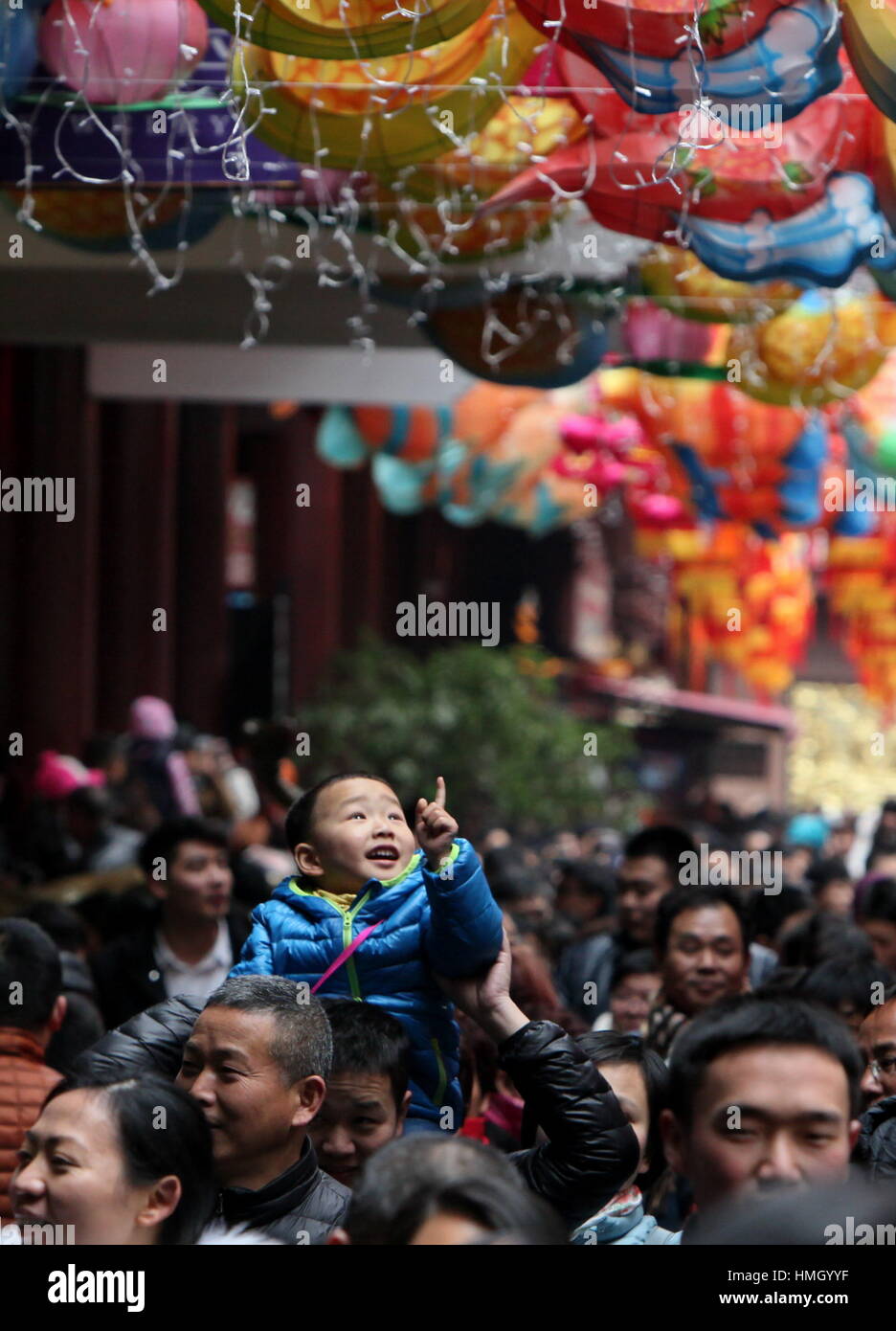 Shanghai, Cina. 30 gen, 2017. Le persone sono considerate al Giardino Yu durante il Festival di Primavera di celebrazioni a Shanghai in Cina orientale, Gennaio 30, 2017. Della Cina di industria del turismo rastrellata in 423.3 miliardi di yuan (61,7 miliardi di dollari) delle entrate durante il Nuovo Anno Lunare vacanza. Il volume ha segnato un aumento su base annua del 15,9%, secondo i calcoli della China National Tourism Administration. Foto Stock