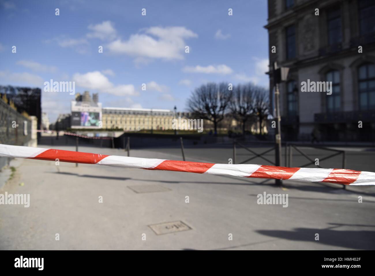 Parigi. 3 febbraio, 2017. Foto scattata nel Febbraio 3, 2017 mostra un cordoned fuori area al di fuori del museo del Louvre a Parigi, Francia. Un soldato francese sul dovere aprì il fuoco del venerdì a un uomo che ha provato ad attaccare lui con un coltello all'entrata del museo del Louvre, secondo la stampa locale e testimoni. Credito: Chen Yichen/Xinhua/Alamy Live News Foto Stock