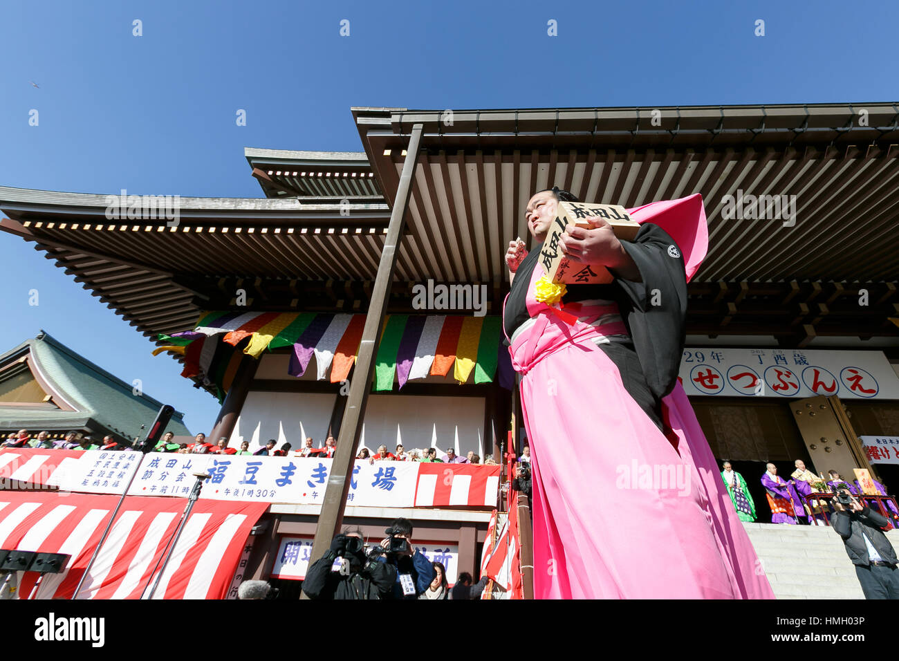 Il lottatore di Sumo e new Grand Champion Yokozuna, Kisenosato, prende parte al festival Setsubun a Naritasan Shinshoji Temple il 3 febbraio 2017, a Chiba, Giappone. Setsubun è un festival annuale celebrata il 3 febbraio segna il giorno prima dell'inizio della primavera. Famiglie giapponesi gettano i semi di soia di uscire di casa per allontanare gli spiriti maligni e nella casa di invitare buona fortuna. Gli attori giapponesi e lottatori di sumo sono invitati a partecipare alla cerimonia per la consegna Naritasan Shinshoji tempio che detiene uno dei più grandi eventi in Giappone. Credito: Rodrigo Reyes Marin/AFLO/Alamy Live News Foto Stock