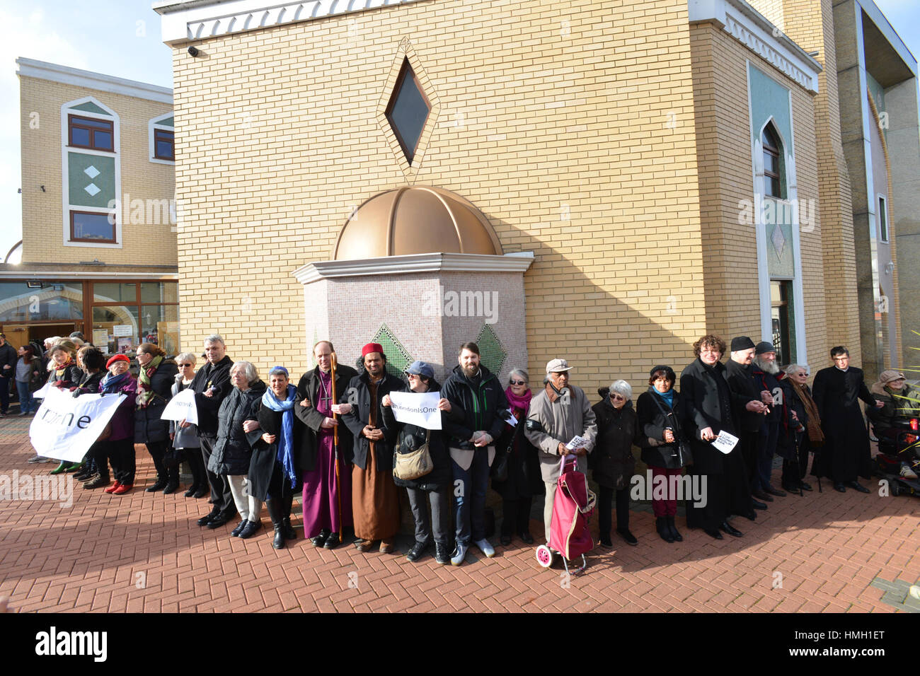 Wightman Road, Londra, Regno Unito. 3 febbraio, 2017. Persone di differenti fedi e religioni formano un cerchio con i musulmani, tenendo le mani attorno alla Wightman Road moschea, a nord di Londra. Credito: Matteo Chattle/Alamy Live News Foto Stock