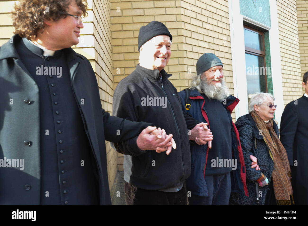 Wightman Road, Londra, Regno Unito. 3 febbraio, 2017. Persone di differenti fedi e religioni formano un cerchio con i musulmani, tenendo le mani attorno alla Wightman Road moschea, a nord di Londra. Credito: Matteo Chattle/Alamy Live News Foto Stock