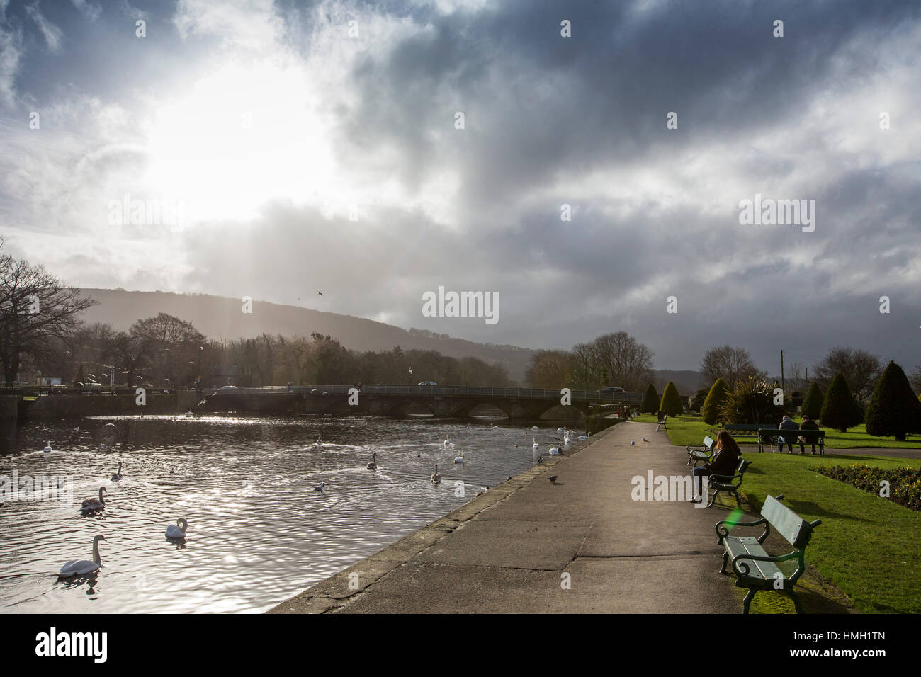 Otley, nello Yorkshire, Regno Unito. 3 febbraio, 2017. Regno Unito Meteo. La gente a prendere un ora di pranzo passeggiata per godere la insolitamente caldo clima soleggiato in Otley, West Yorkshire il venerdì. Otley è una città di mercato e parrocchia civile in corrispondenza di un punto a ponte sul fiume Wharfe nella città di Leeds Metropolitan Borough nel West Yorkshire, Inghilterra. Storicamente una parte del West Riding of Yorkshire, la popolazione era 13,668 al censimento 2011. Credito: Windmill Immagini/Alamy Live News Foto Stock