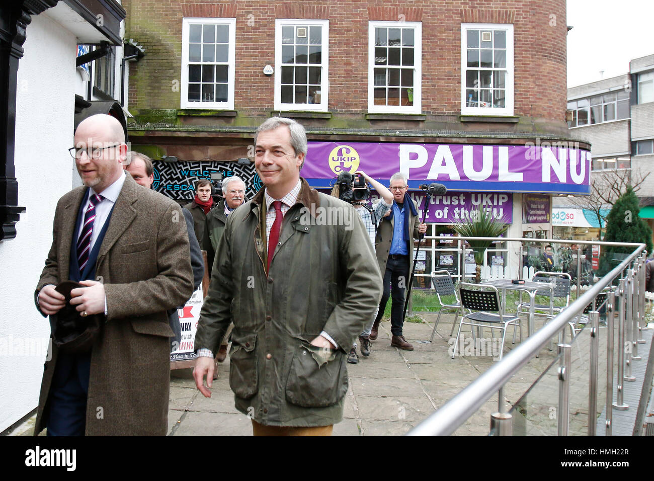 Hanley, Stoke-on-Trent, Regno Unito. 3 febbraio, 2017. Il UKIP Leader Paolo Nuttall e UKIP ex leader e figura-testa Nigel Farage in Hanley, Stoke-on-Trent, durante un sentiero di campagna in città. 3 febbraio 2017. Credito: Richard Holmes/Alamy Live News Foto Stock