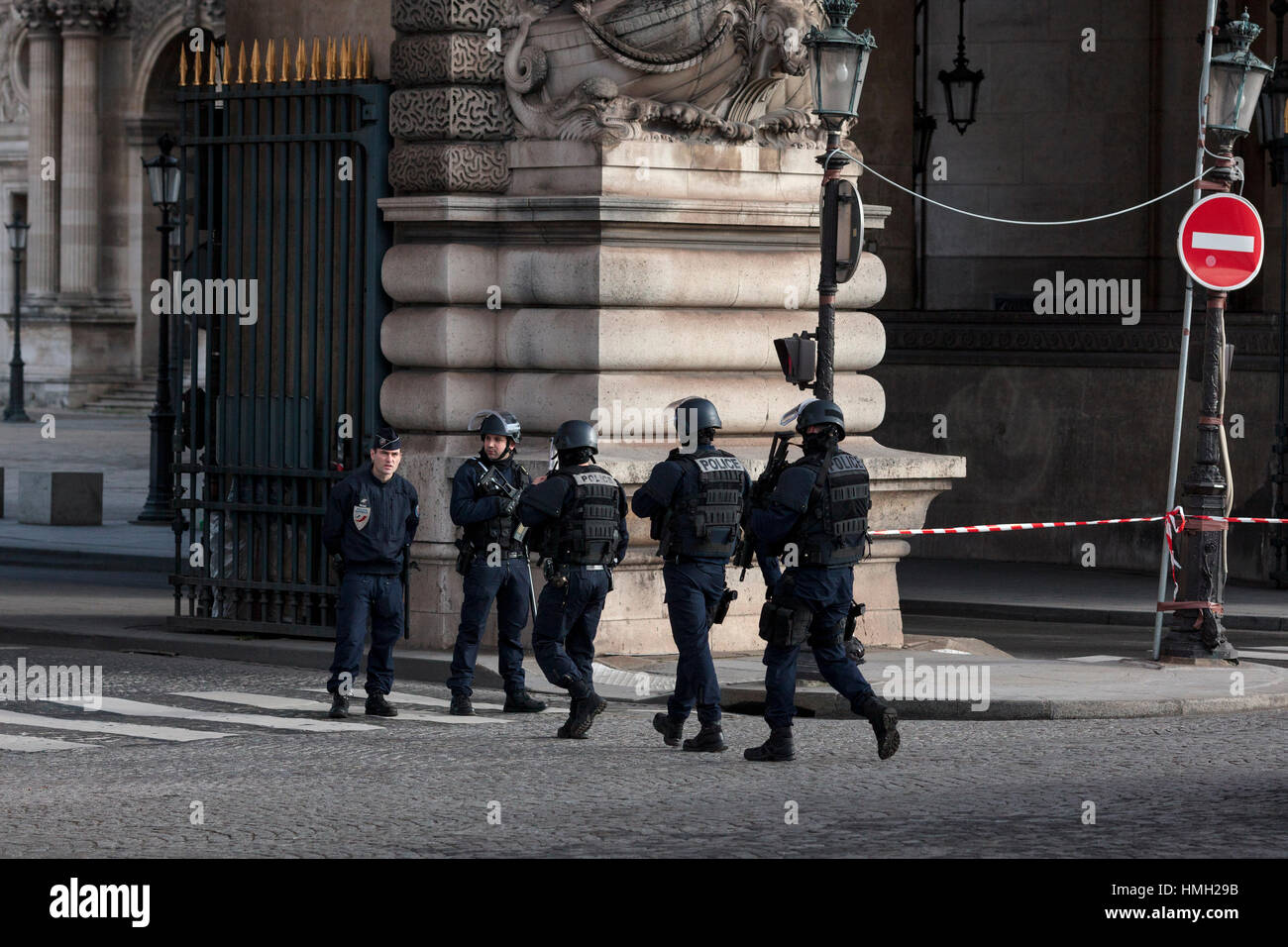 Parigi, Francia. 3 febbraio, 2017. Un francese di funzionari di polizia stand guardie nella parte anteriore del museo del Louvre. Un soldato francese a guardia del Louvre di Parigi ha ucciso un uomo che ha provato ad attaccare una pattuglia di sicurezza con un machete gridando "Allahu Akbar". Credito: Leo romanzo/Alamy Live News Foto Stock