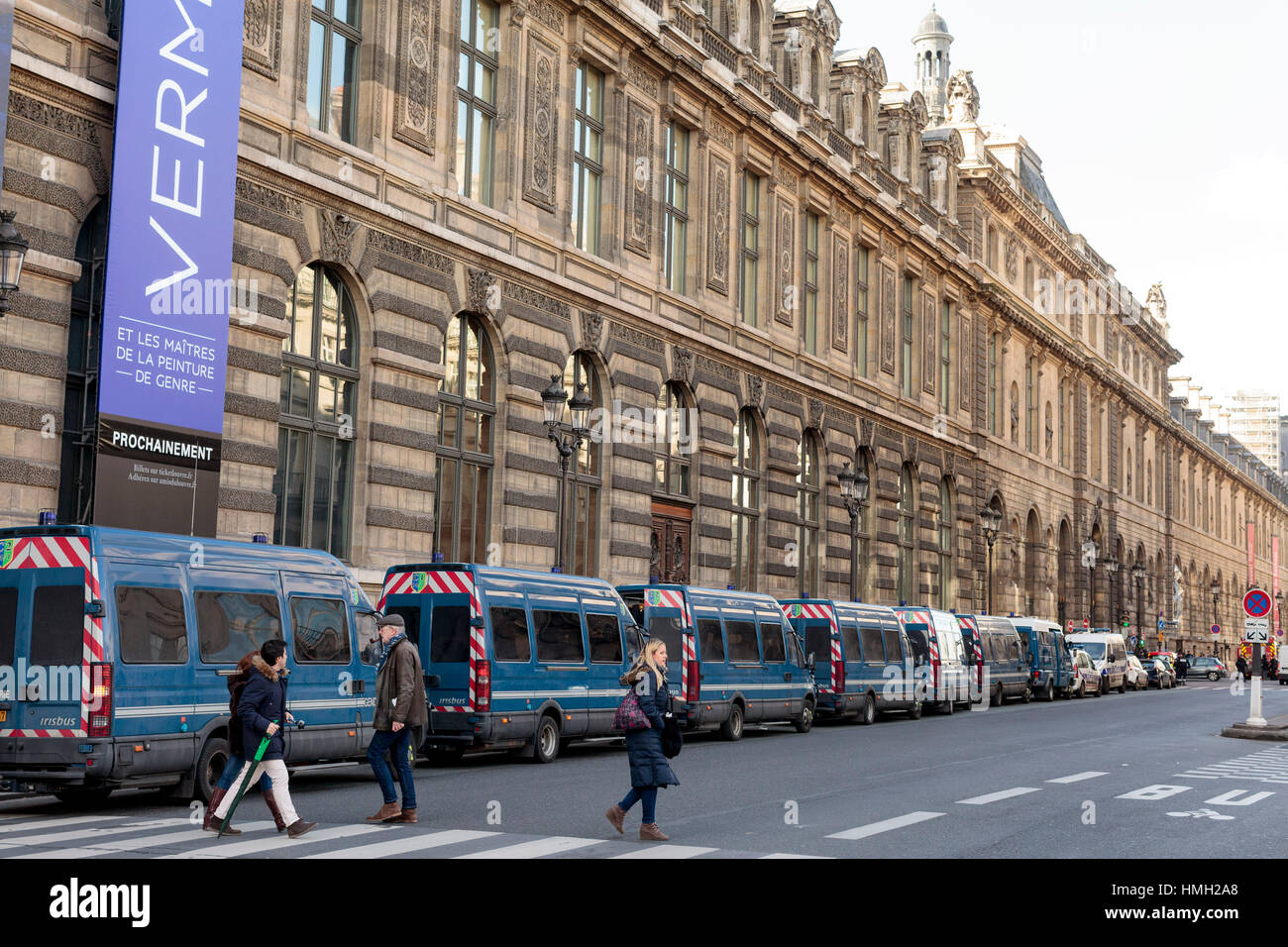 Parigi, Francia. 3 febbraio, 2017. Un francese di auto della polizia line up di fronte al museo del Louvre. Un soldato francese a guardia del Louvre di Parigi ha ucciso un uomo che ha provato ad attaccare una pattuglia di sicurezza con un machete gridando "Allahu Akbar". Credito: Leo romanzo/Alamy Live News Foto Stock