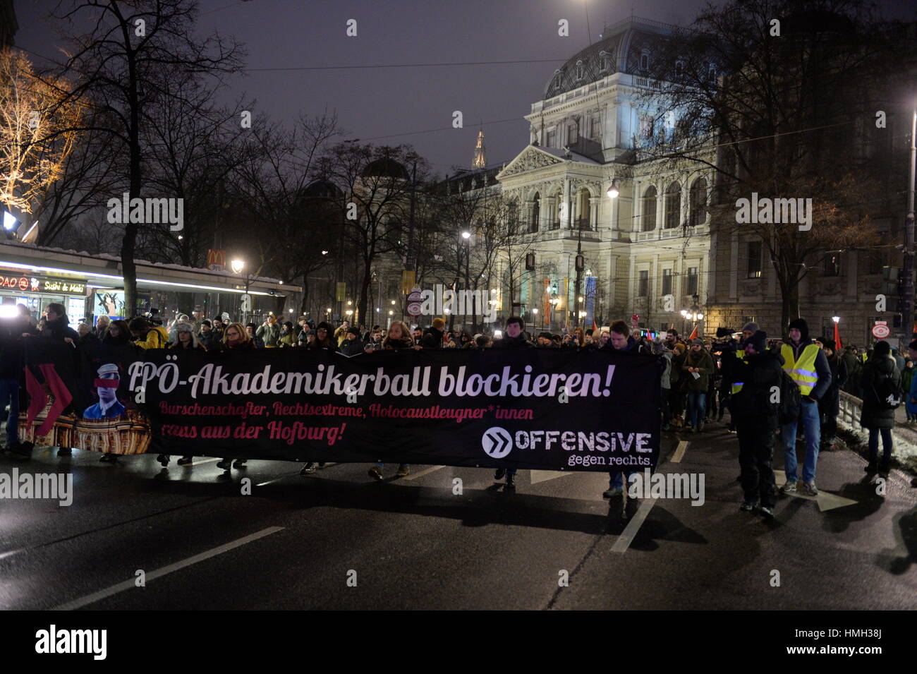 Vienna, Austria. 3rd Feb, 2017. I manifestanti marciano con grandi insegne e striscioni contro l'annuale Academic Ball a Vienna, Austria, il 03 febbraio 2017. Il raduno ha dato prova di sostegno all'immigrazione e ha denunciato il partito di estrema destra per la libertà austriaco, che ha organizzato la palla. Banner con l'iscrizione "blocco FPÖ sfera accademica". Credit: Franz PERC/Alamy Live News Foto Stock