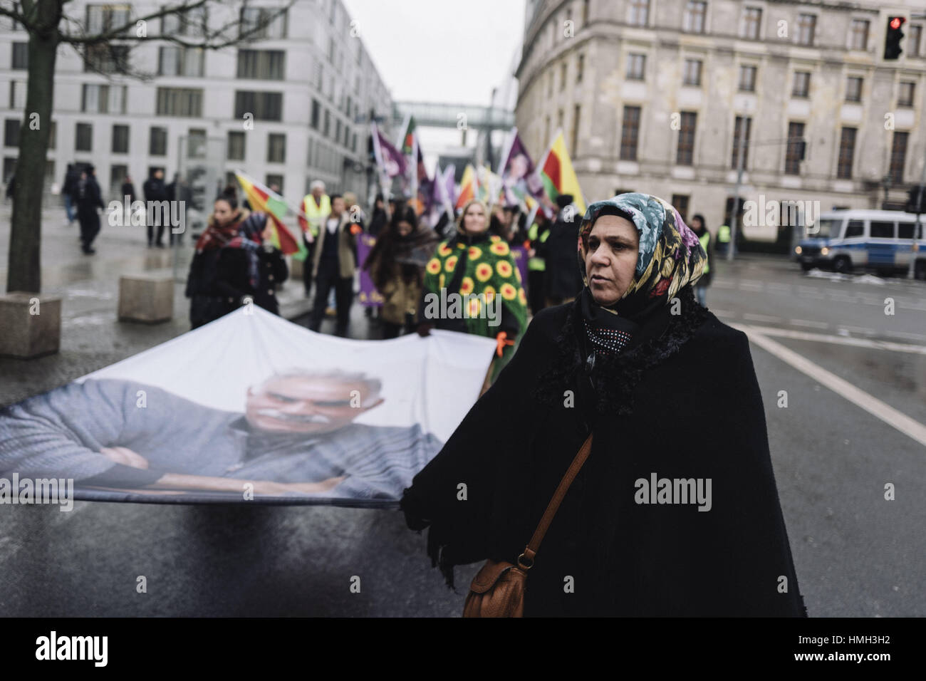 Berlino, Germania. 3 febbraio, 2017. Circa 125 manifestanti rally per il leader dell'organizzazione kurda "PKK ' Abdullah Ocalan. Il corteo di protesta ha portato in tre fasi da Potsdam Stazione Centrale per il Reichstag di Berlino. L occasione è stato il diciottesimo anniversario della detenzione di Abdullah Öcalan - a metà febbraio 1999. Su un foglio, la liberazione di Ocalan e i negoziati di pace sono stati chiamati per l. Credito: ZUMA Press, Inc./Alamy Live News Foto Stock