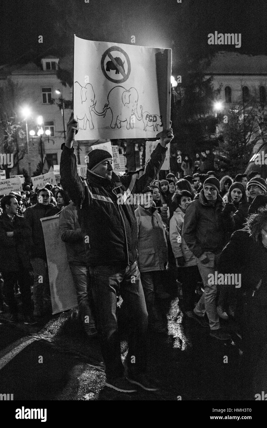 Brasov, Romania. 3 febbraio, 2017. Persone che protestano contro la decisione del prigioniero perdono soprattutto per la corruzione. Credito: Ionut David/Alamy Live News Foto Stock