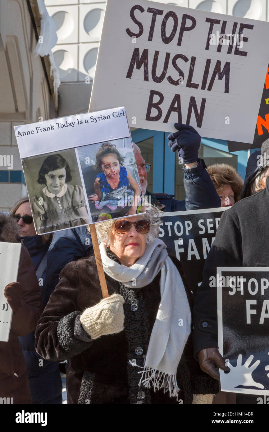 Bloomfield Hills, Stati Uniti d'America. 3 febbraio, 2017. Interfaith leaders religiosi rally durante le preghiere del venerdì presso il musulmano unità Center in solidarietà con la comunità musulmana e contro la Trump dell amministrazione di immigrazione/divieto di rifugiati. Credito: Jim West/Alamy Live News Foto Stock