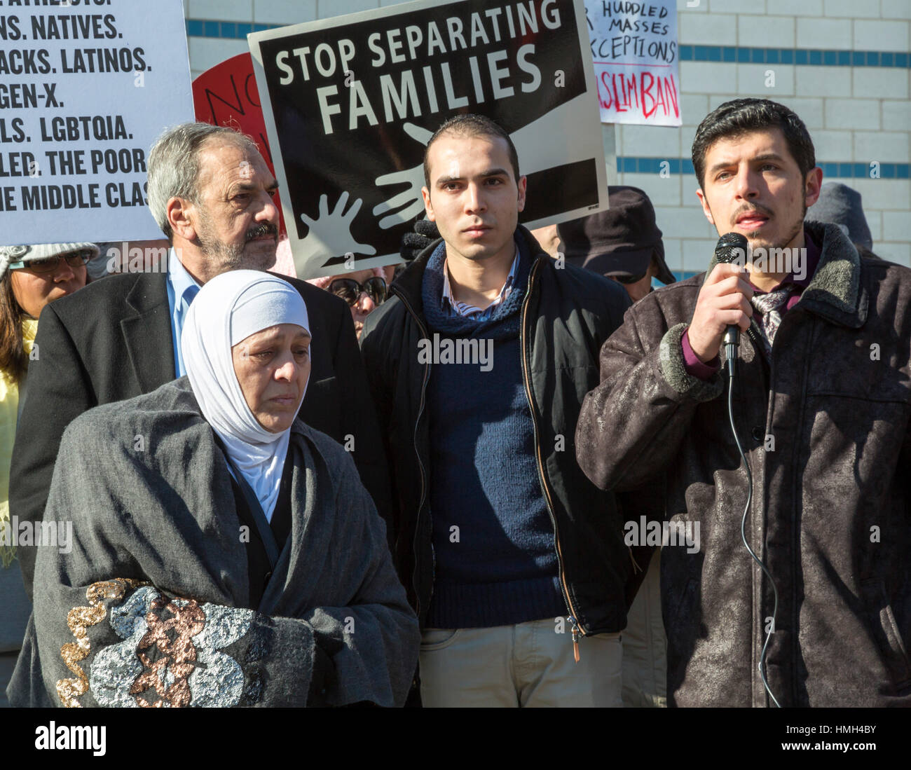 Bloomfield Hills, Stati Uniti d'America. 3 febbraio, 2017. Interfaith leaders religiosi rally durante le preghiere del venerdì presso il musulmano unità Center in solidarietà con la comunità musulmana e contro la Trump dell amministrazione di immigrazione/divieto di rifugiati. Rifugiati siriano, la cui famiglia è stata separata dal divieto, ha parlato attraverso un traduttore (a destra). Credito: Jim West/Alamy Live News Foto Stock