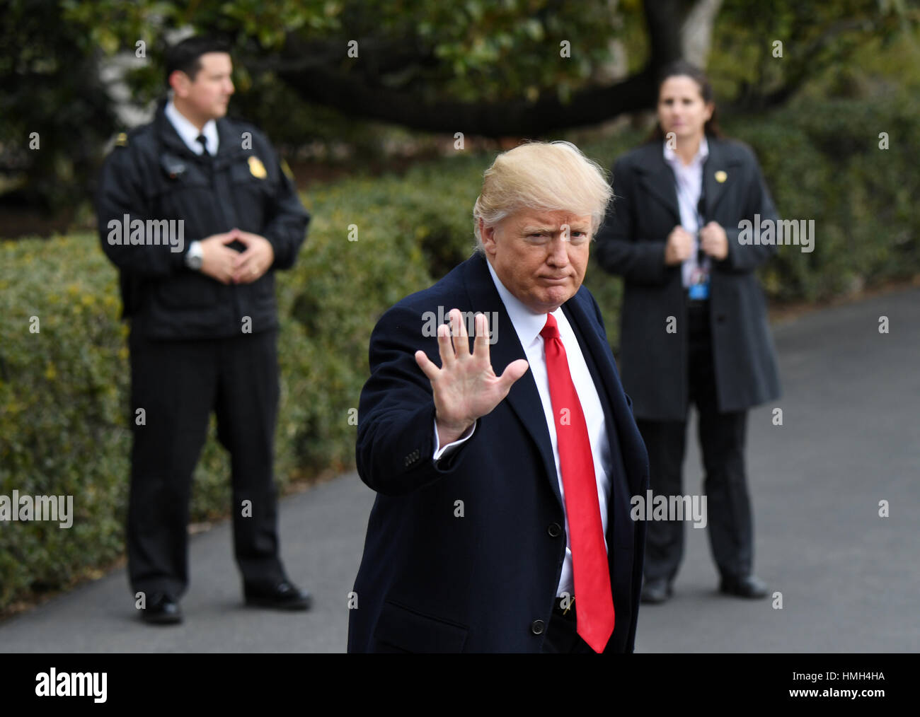Washington, Stati Uniti d'America. 3 febbraio, 2017. Stati Uniti Presidente Donald Trump (C) i gesti per media prima di salire a bordo di un Marine in partenza per Andrews Air Force Base in rotta di West Palm Beach, Florida, alla Casa Bianca di Washington, DC, Stati Uniti. Credito: Yin Bogu/Xinhua/Alamy Live News Foto Stock