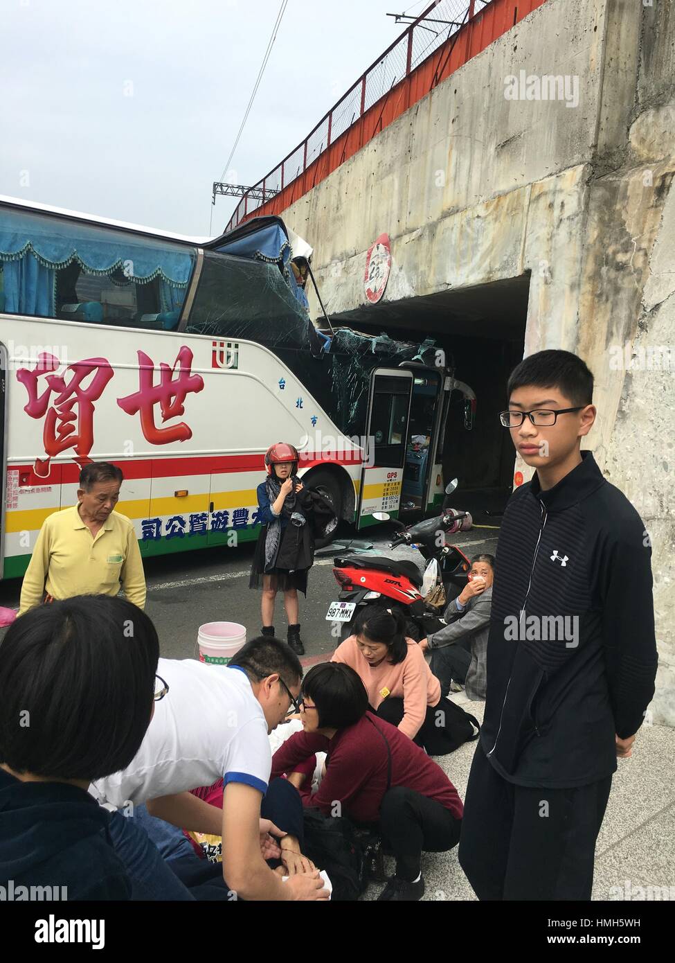 Kaohsiung, Cina. 4 febbraio, 2017. Sito incidente del bus crash in Kaohsiung, a sud-est della Cina di Taiwan. Un autobus che porta i turisti dalla terraferma cinese si è schiantato in Kaohsiung sabato, con un numero di feriti. Credito: Xinhua/Alamy Live News Foto Stock