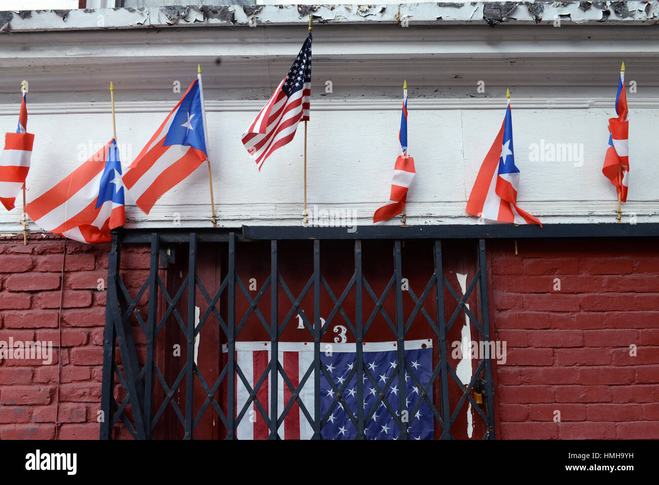 Scena di strada con American e il Puerto Rican bandiere, Williamsburg, Brooklyn, New York City Foto Stock