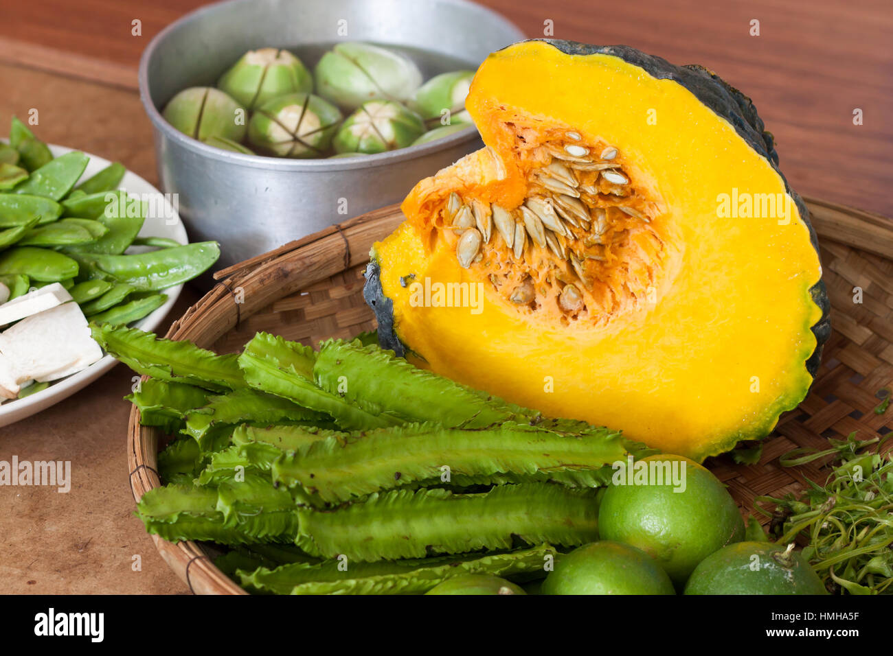 La principessa bean (Psophocarpus tetragonolobus) e zucca e split vegetale nel cestello di bambù per la cottura Foto Stock