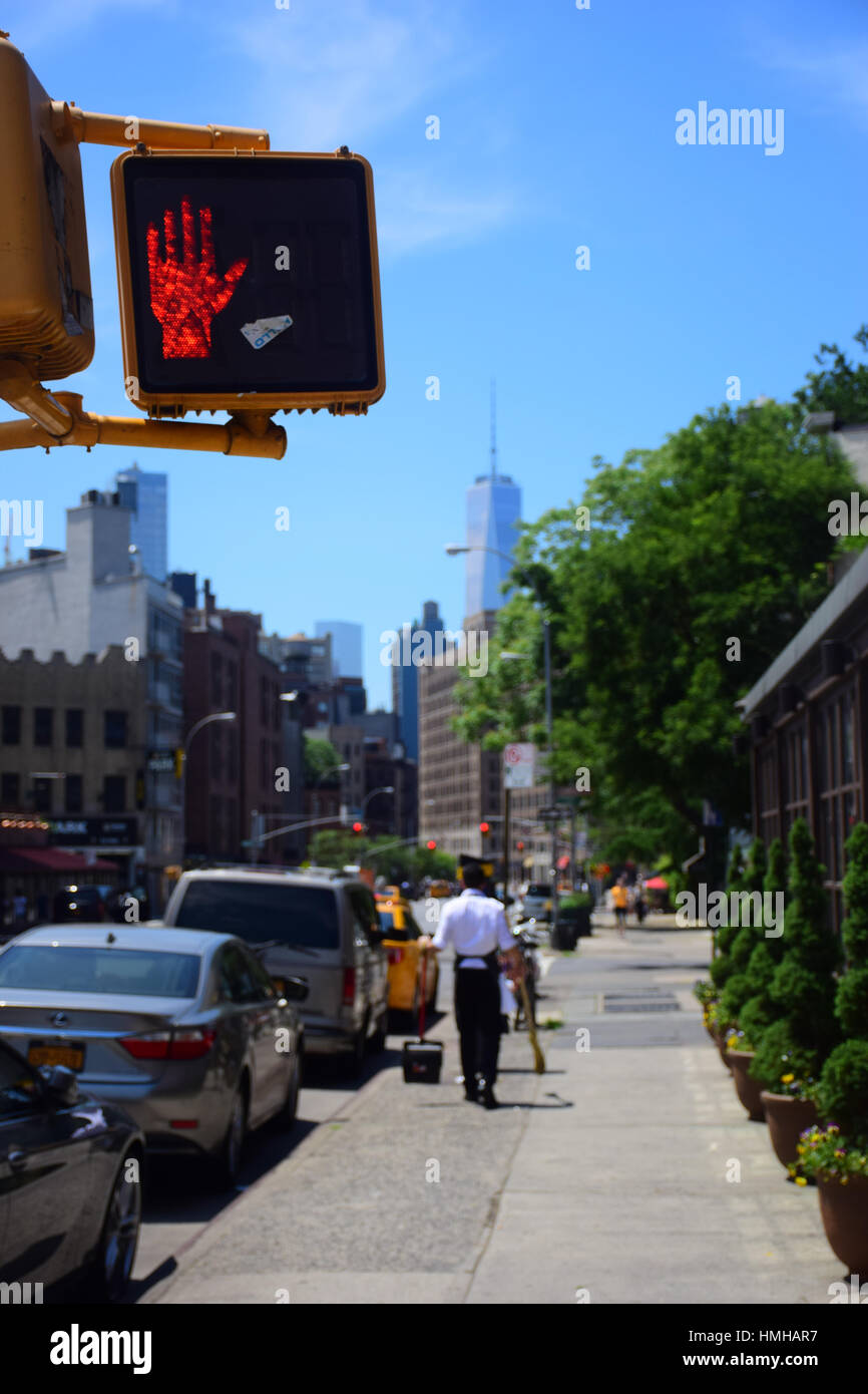 Semaforo pedonale semaforo in downtown New York la segnalazione senza attraversamento di strada con sfondo sfocato e cielo Foto Stock