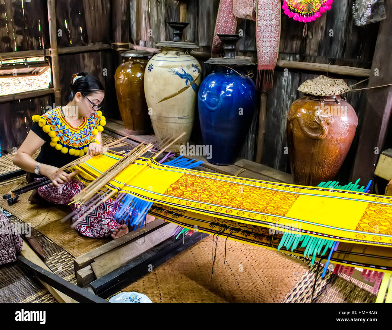 Iban lady rendendo tappeti rattan Foto Stock