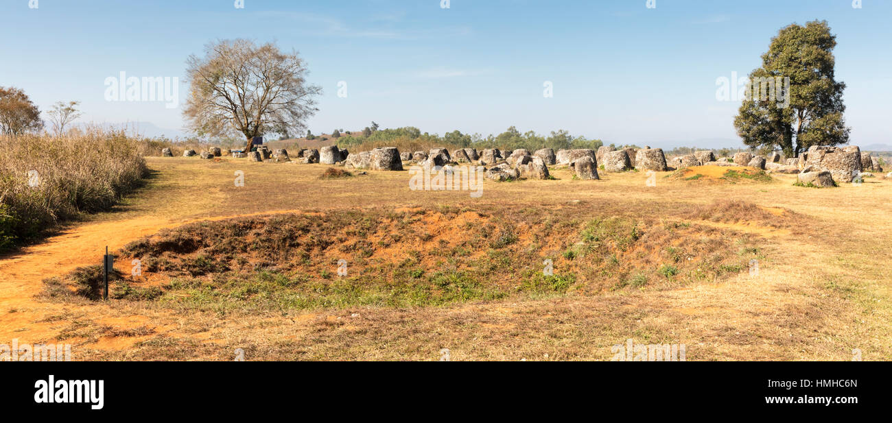 Antichi vasi in pietra e moderna al cratere di una bomba nella pianura di vasi, vicino Phonsevan, Xiang Khouang Provincia, Laos Foto Stock