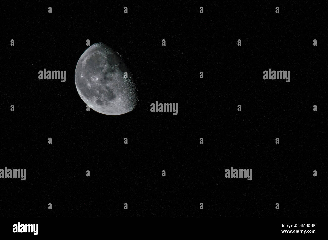 La luna zoomed close up - Si possono vedere le stelle e la crators della luna Foto Stock