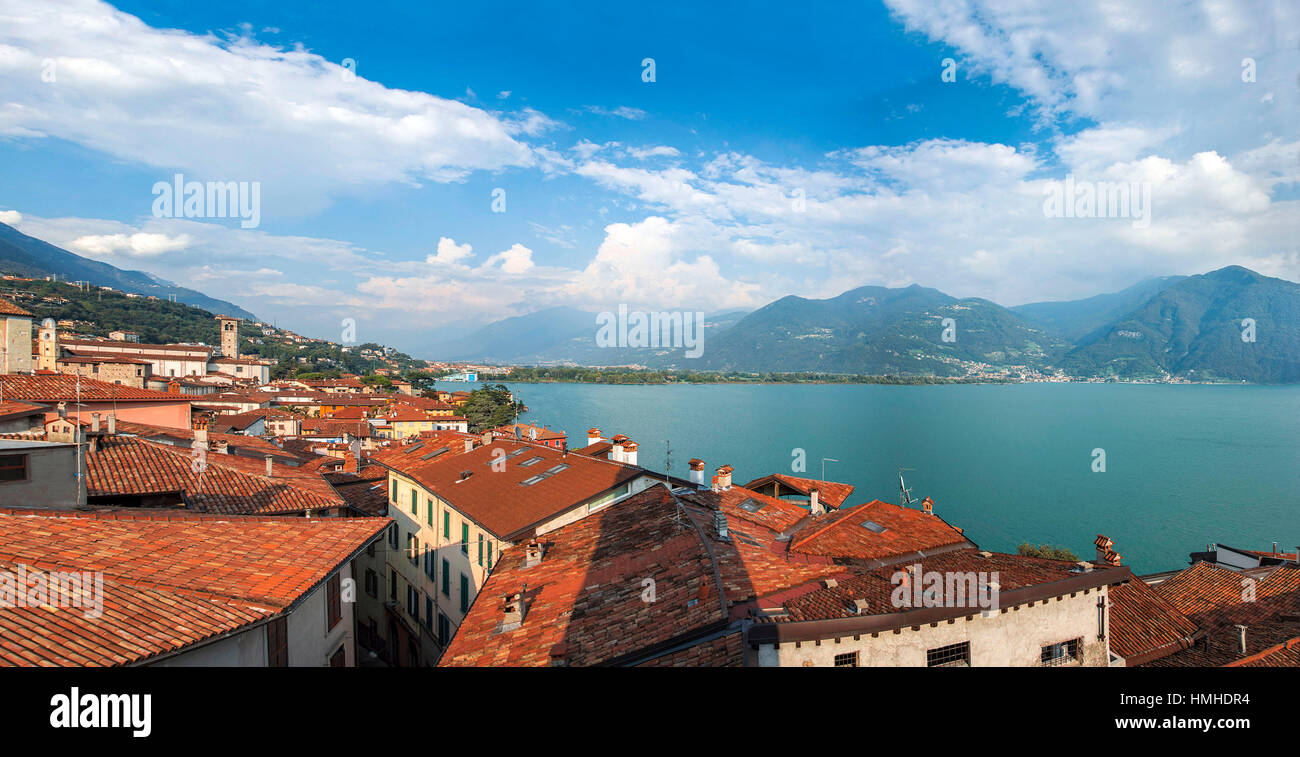 Paesaggio di Lovere e del lago d'Iseo da una torre - Bergamo Foto Stock