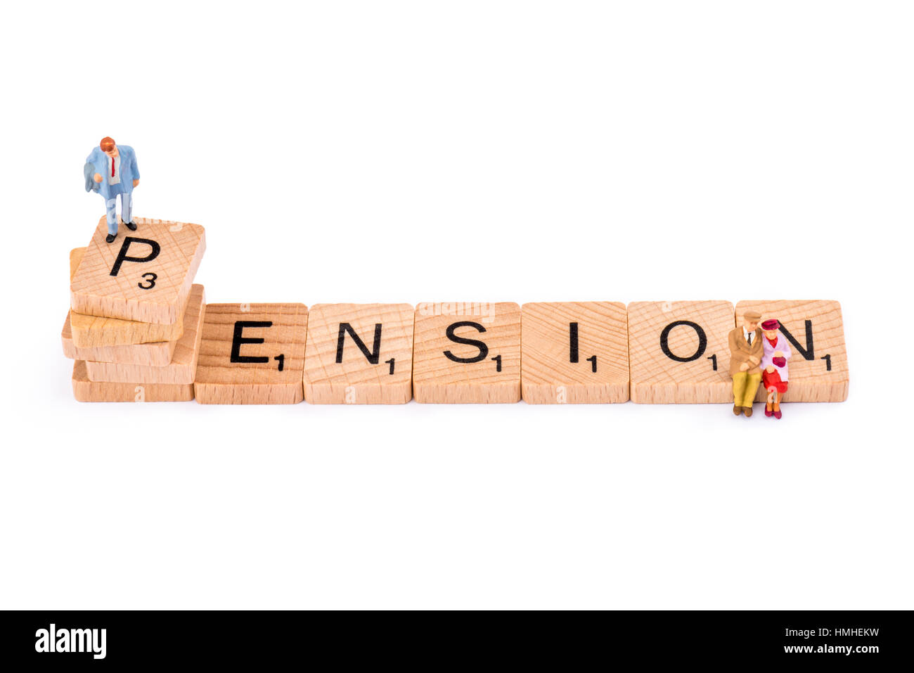 Scrabble lettere costituiscono la parola PENSIONE. Un uomo si erge sulla cima della lettera P della pensione, mentre una coppia di anziani sedersi alla fine sulla lettera N. Foto Stock