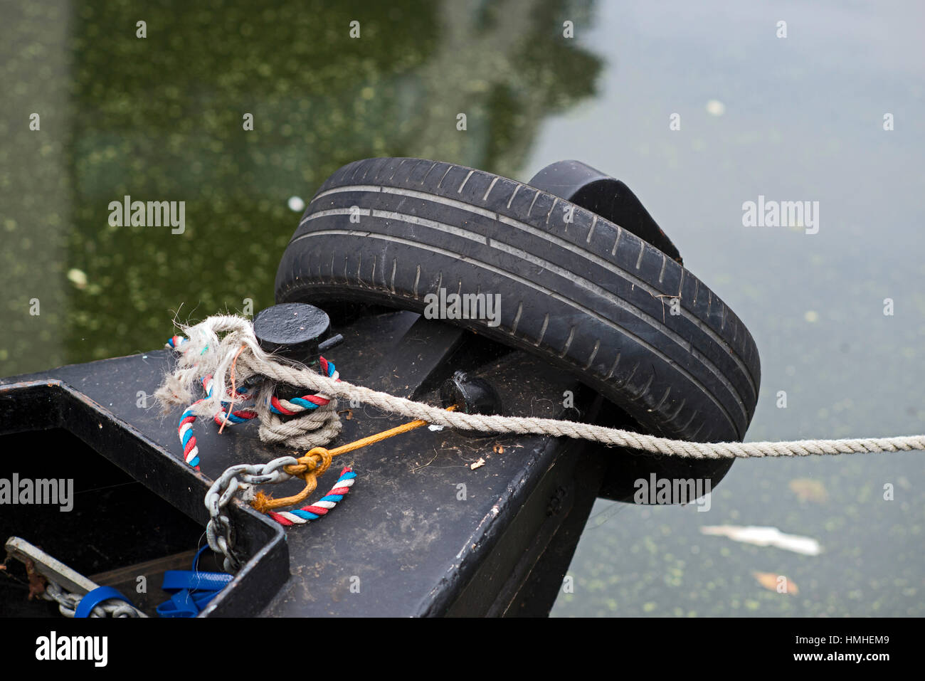 Legata la cima di ormeggio sul canal boat, London, Regno Unito Foto Stock