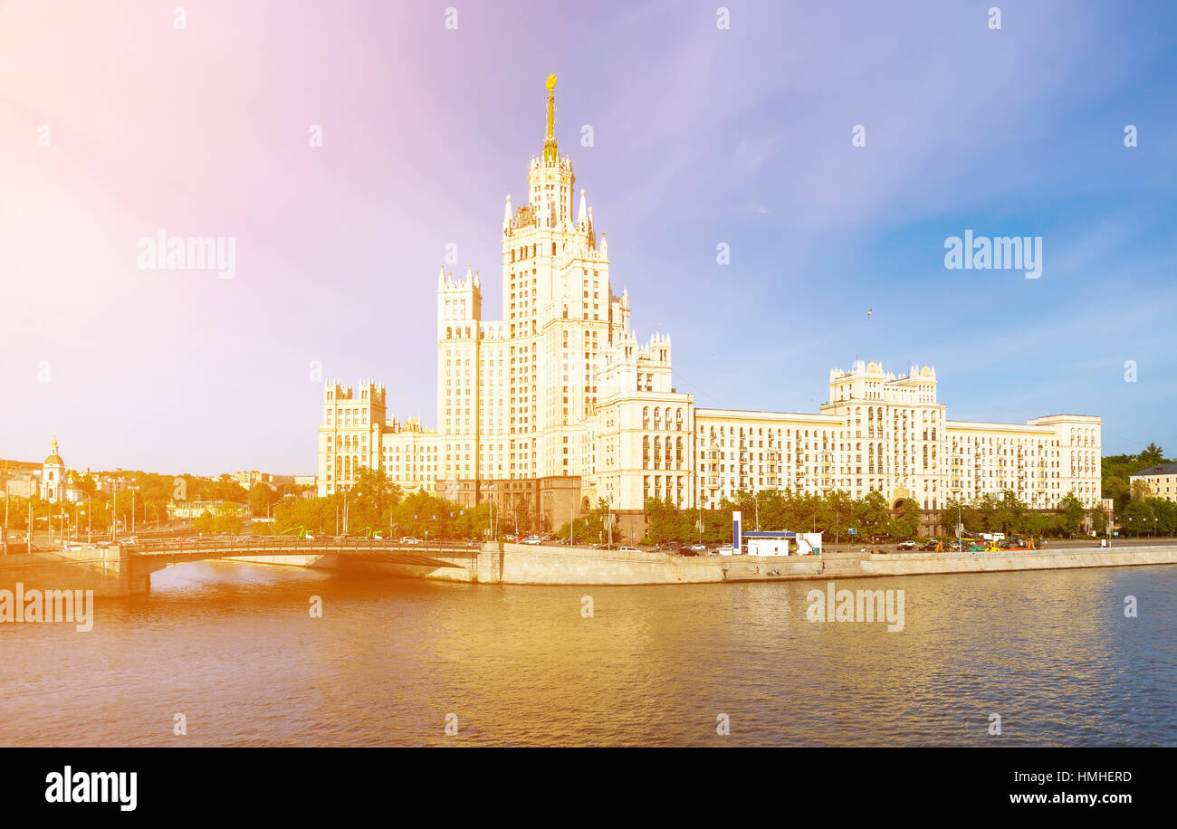 Il grattacielo stalinista sul Kotelnicheskaya embankment a Mosca, Russia Foto Stock